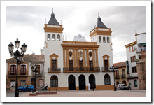 Fachada del Ayuntamiento de Almodóvar del Campo, tras la conclusión de las obras de restauración recientemente finalizadas.