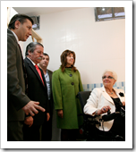 En los prolegómenos del acto, el alcalde y el concejal de Obras, enseñaron a la presidenta de AIDAC, a su homólogo de COCEMFE Oretania y a la diputada provincial, el nuevo aseo del Teatro para discapacitados.