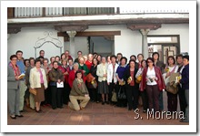 Imagen de familia de las personas que participaron en el encuentro con el escritor Alejandro López Andrada.