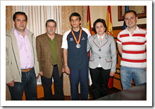 En el centro el joven jugador de fútbol sala Carlos Arias Anguita, con la medalla obtenida al cuello, en el despacho de Alcaldía al que acudió en compañía de sus padres.