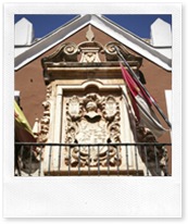 Escudo que preside la fachada del Centro Cultural 'Casa de la Marquesa'.