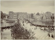 Drukte op de Nieuwe Amstelbrug, gezien richting Amsterdam-Oost