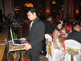 鼎出动了他的手提电脑，于婚宴上呈现他及新娘子的珍贵照片。