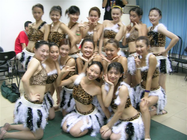 还没涂上油彩时得我们,白净净的!