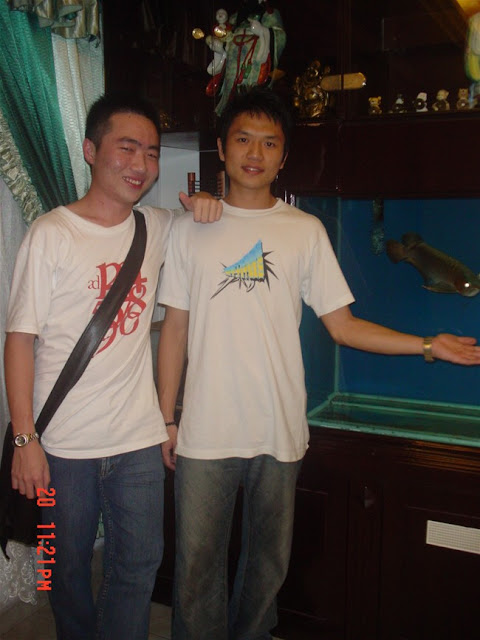 2 lengzai....(but me more lengzai than him la..hee...hee)