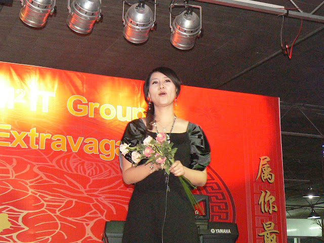 女歌手拿着 “歌迷” 送的鲜花