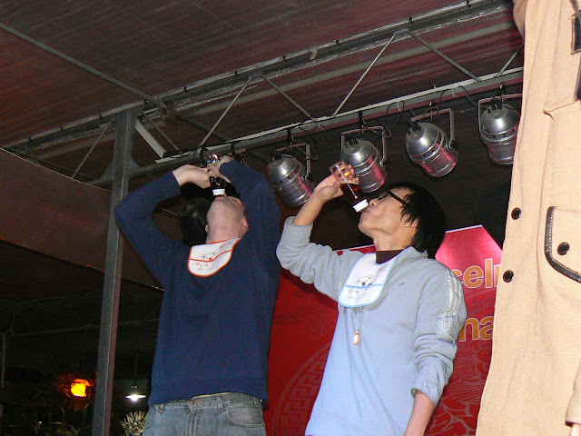 中西奶瓶喝酒比拼