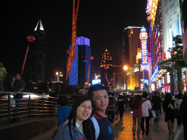 灯火灿烂的建筑