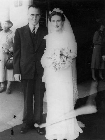[Belshaw wedding 1944[5].jpg]