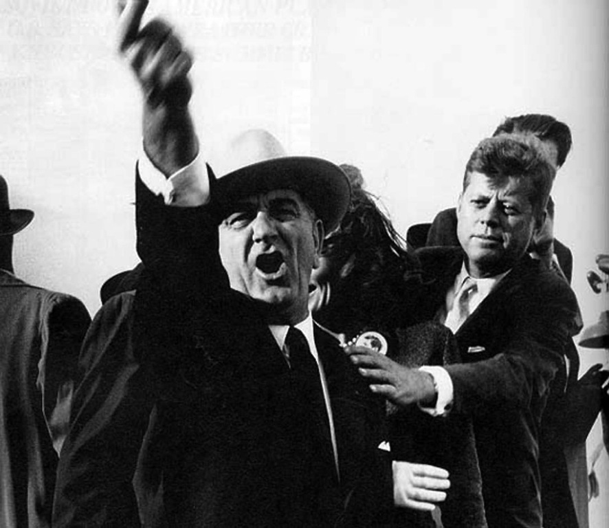 [Lyndon Johnson grita a una persona que interrumpe el discurso de JFK en 1960.[7].jpg]