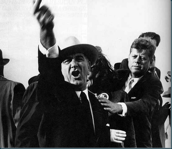 Lyndon Johnson grita a una persona que interrumpe el discurso de JFK en 1960.