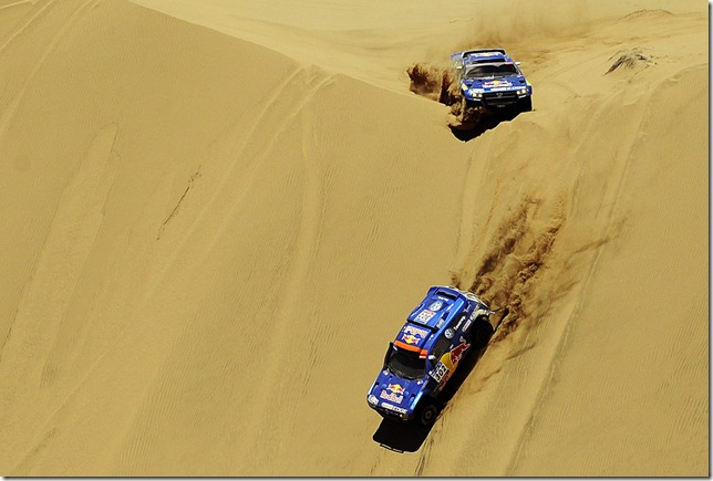 Nasser Al-Attiyah followed by Spain's driver Carlos Sainz - Dakar 2011