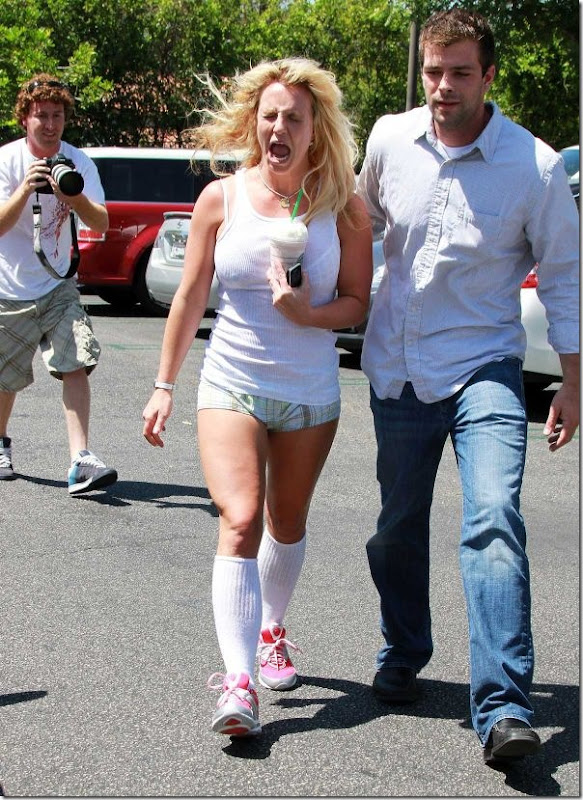Britney Spears se assusta com fotogrfos (2)