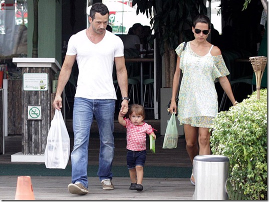 Malvino Salvador leva sua filha Sofia pra passear