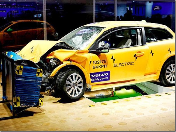 Carro batido no salão do automovel
