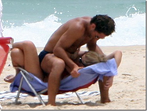 Flávio Canto e Fiorella Mattheis no maior love na praia (3)