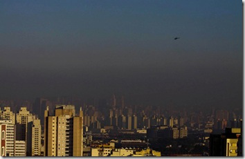 Uma faixa de poluição está sobre a cidade de São Paulo.
Foto: Luiz Guarnieri / Futura Press
15/06/2010
