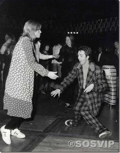 Paul McCartney dançando