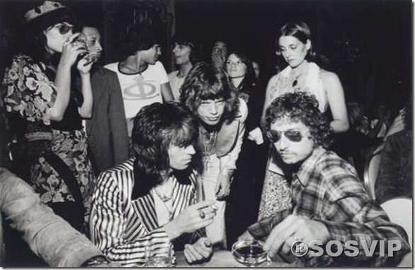 Bob Dylan, Mick Jagger, his wife, Bianca, and Keith Richards having a party
