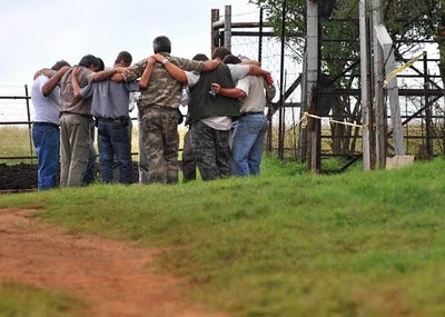 [TerreBlanche murder Ventersdorp farm AWB friends praying together April42010 Antoine De Ras The Star[5].jpg]