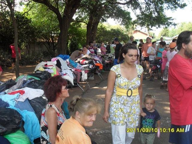 [AFRIKANERS_PRETORIA-WAITING_FOODHANDOUTSFREEDOMFRONT[5].jpg]