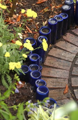 reciclar botellas de cristal como decoracion de jardin