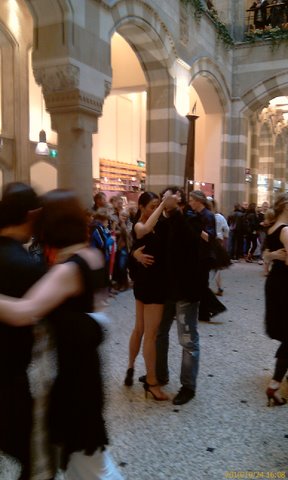 А сегодня в Амстердаме было.... танго в Magna Plaza!:)