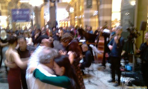 А сегодня в Амстердаме было.... танго в Magna Plaza!:)