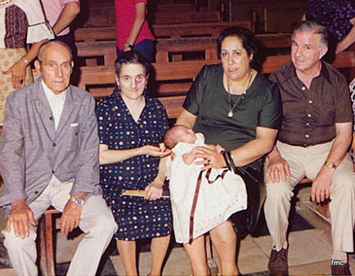  Paco recién nacido con sus cuatro abuelos: Pepe y Concha y Lola y Pepe  