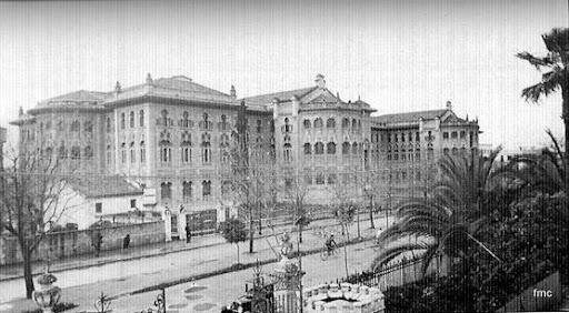  Vista de la Facultad recién terminada, cuando aún tenía el bulevar central la Avenida de Medina Azahara 