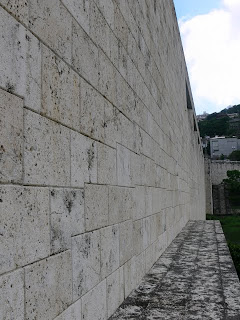 Downstream wall