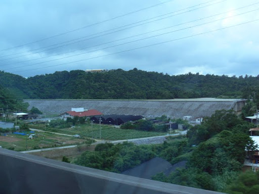 Vista dell'argine a valle dalla superstrada di Okinawa (parte 3)