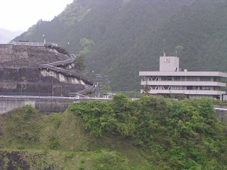 右岸より管理所・展望台を望む