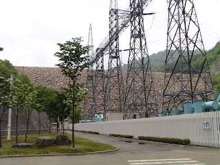 下流より堤体ならびに開閉所を望む