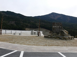 从右岸看纪念碑和堤岸。
