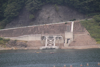 右岸道路より五十里ダムへ水を送り返す「返送ポンプ」(と思われる)を望む