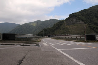 右岸より天端を望む