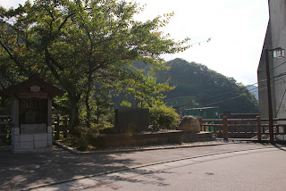右岸に設置された石碑