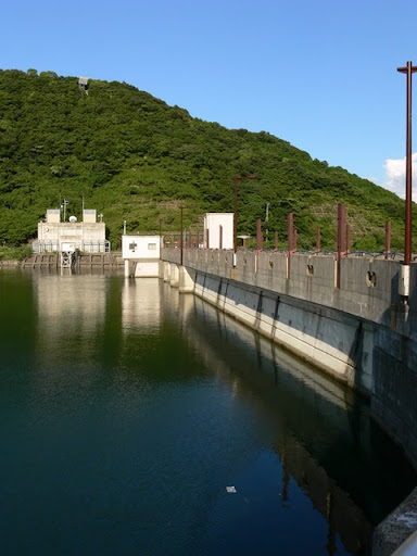 ダム湖側の右岸より堤体を望む