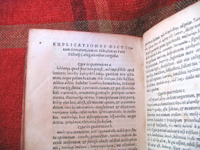 Explicaciones sobre griego, parece ser que para Aldo (Manuzio), por cuadernillos (quaterniones).