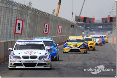 02.05.2010 Marrakech, Morocco, Andy Priaulx (GBR), BMW Team RBM, BMW 320si leads Yvan Muller (FRA),  Chevrolet, Chevrolet Cruze LT - WTCC, Marrakech, Morocco, Rd. 05-06 - www.xpb.cc, EMail: info@xpb.cc - copy of publication required for printed pictures. Every used picture is fee-liable. © Copyright: Schaber / xpb.cc