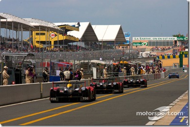 04-11.06.2010 Le Mans, France, #9 Audi Sport North America Audi R15: Mike Rockenfeller, Timo Bernhard, Romain Dumas leads #8 Audi Sport Team Joest Audi R15: Andre Lotterer, Marcel Faessler, Benoit Treluyer and #7 Audi Sport Team Joest Audi R15: Tom Kristensen, Rinaldo Capello, Allan McNish for a triple pit stop