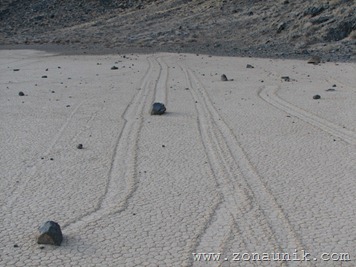 100071_moving-rock-di-death-valley-national-park