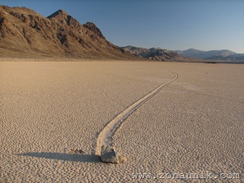 100066_moving-rock-di-death-valley-national-park