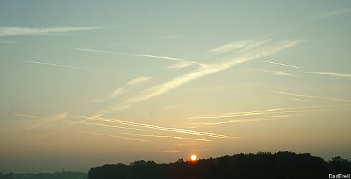 Trainées d'avions dans le ciel le matin