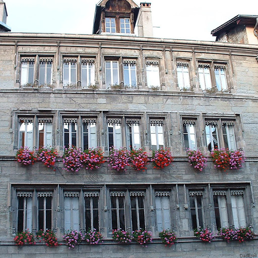 Façade d'immeuble à Chambéry.
