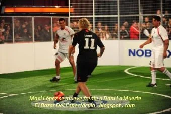 Maxi López se mueve frente a Dani La Muerte.JPG