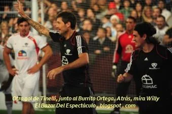 Otro gol de Tinelli, junto al Burrito Ortega. Atrás, mira Willy.JPG