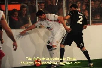 Tito defiende la pelota ante Tinelli.JPG