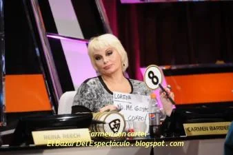 Carmen con cartel.JPG